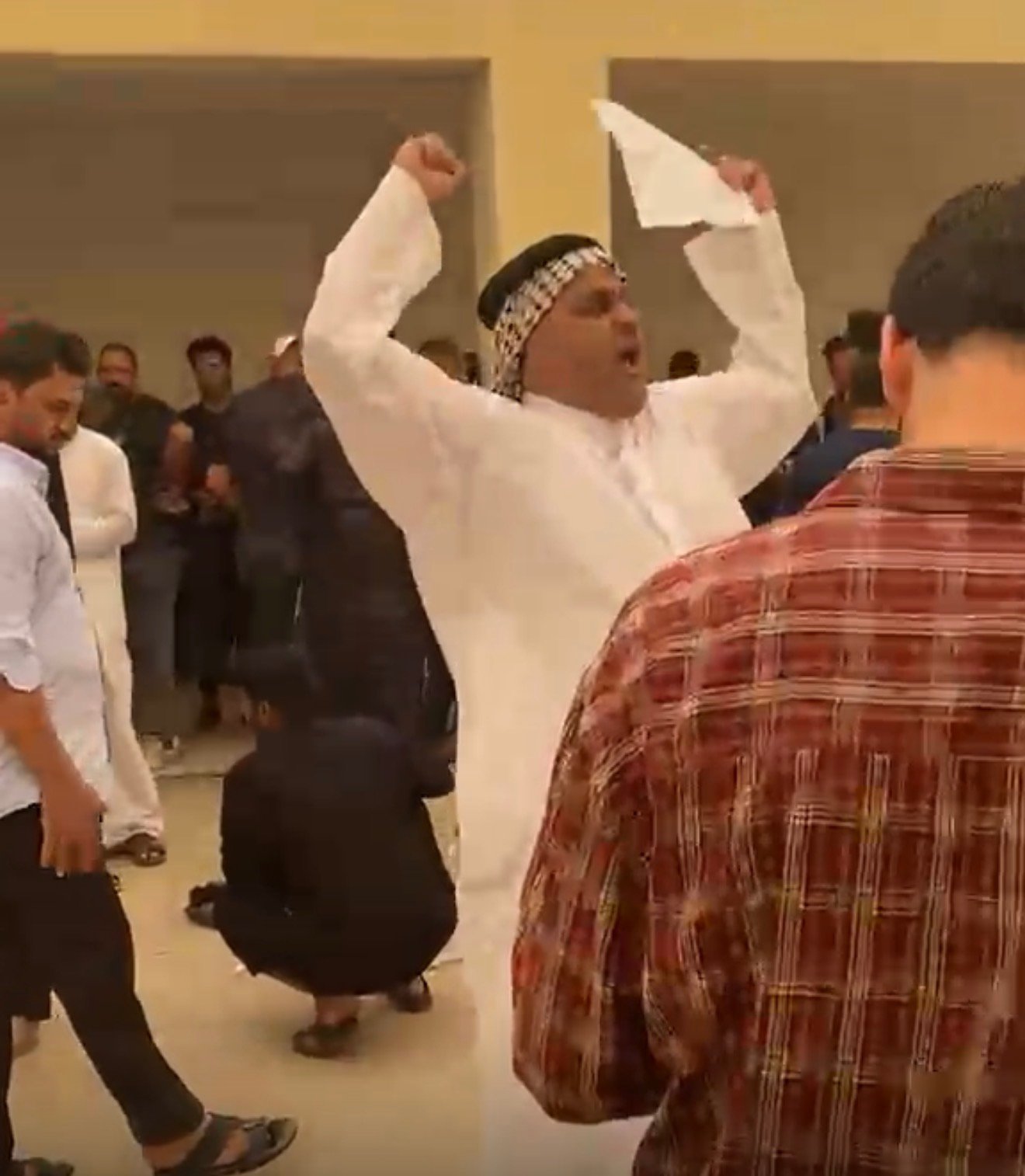 “صرخة فرح لأب بعد ظهور اسم ابنه الخريج ضمن الوجبة الجديدة أمام مكتب النائب عدي عواد