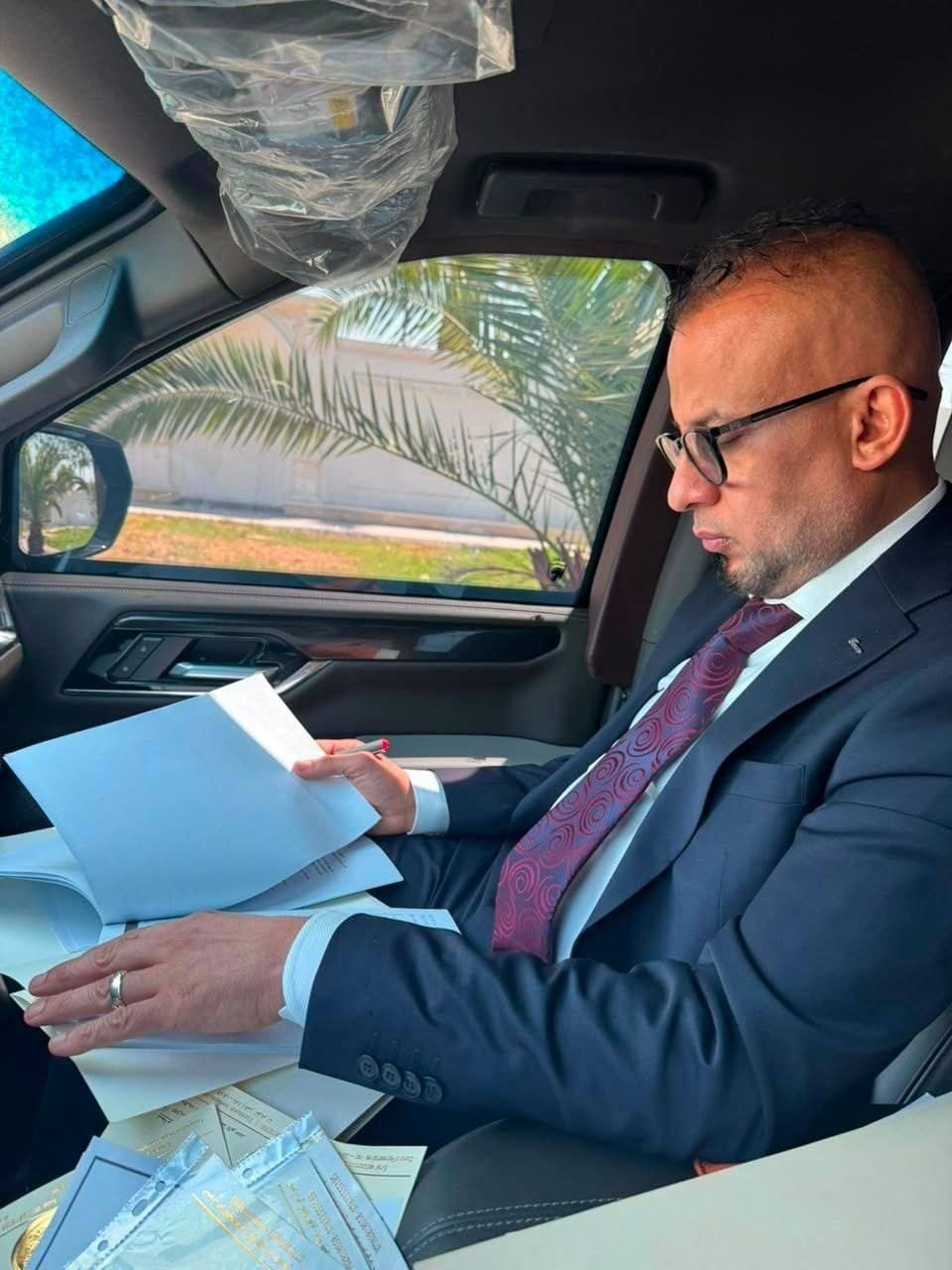 من قلب الحدث رئيس اللجنة المالية عدي عواد التميمي يتواجد في بغداد في وزارة المالية  من أجل متابعة حقوق ابناء البصرة